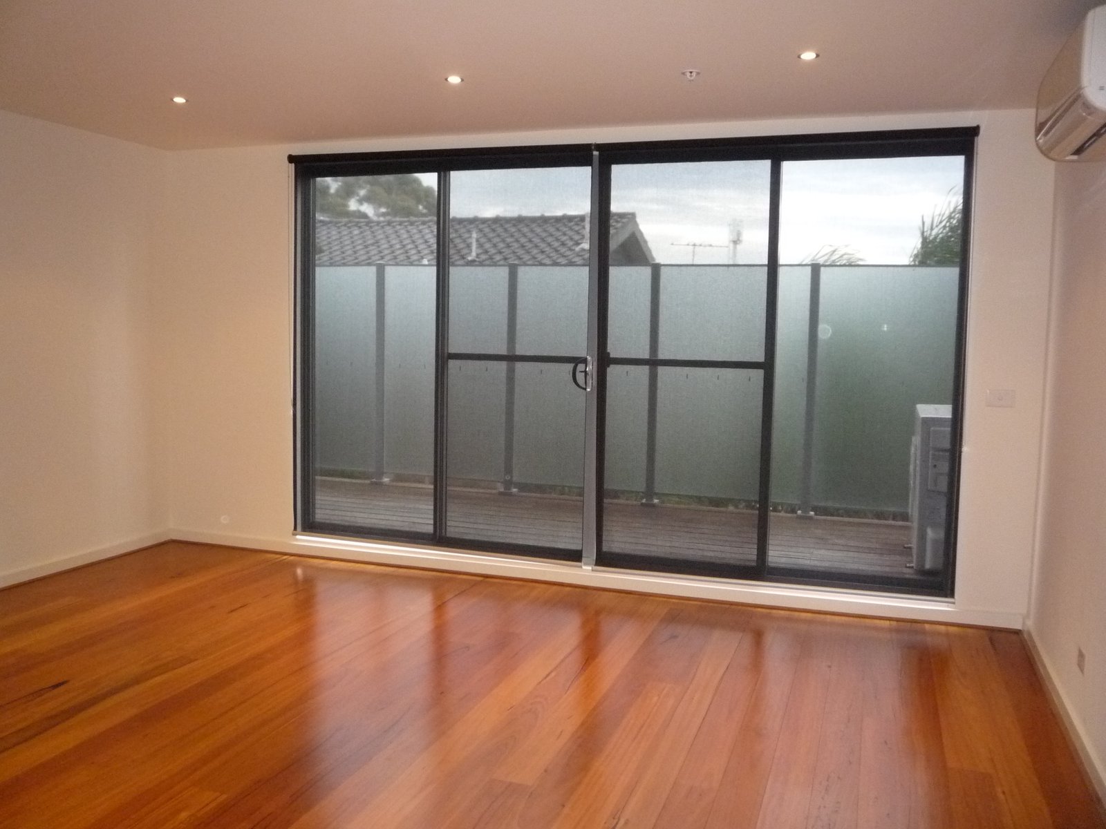 Gallery: 26/86-88 Beach Road