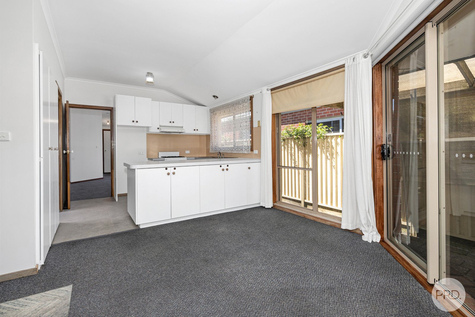 2/69 Gillies Street South ALFREDTON 3