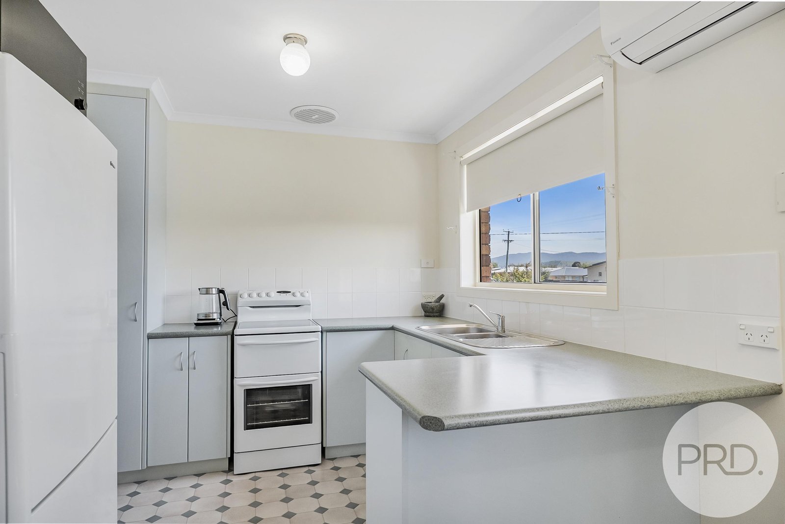 2/69 William Street BRIGHTON 9