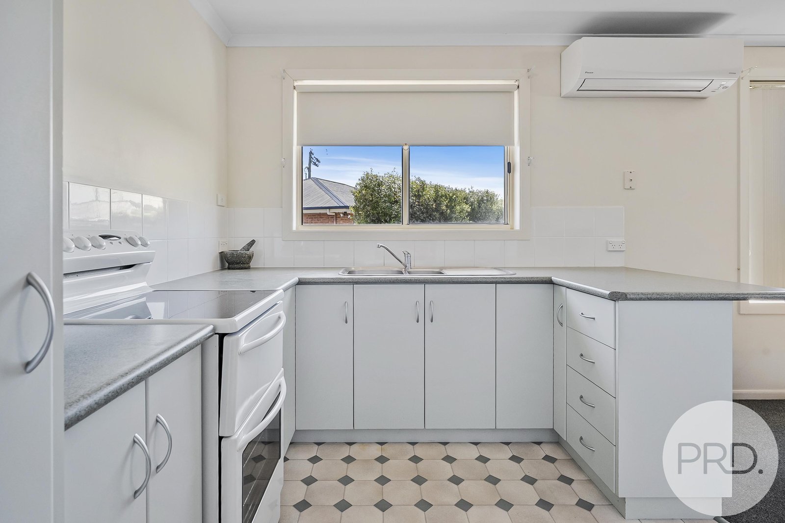 2/69 William Street BRIGHTON 13