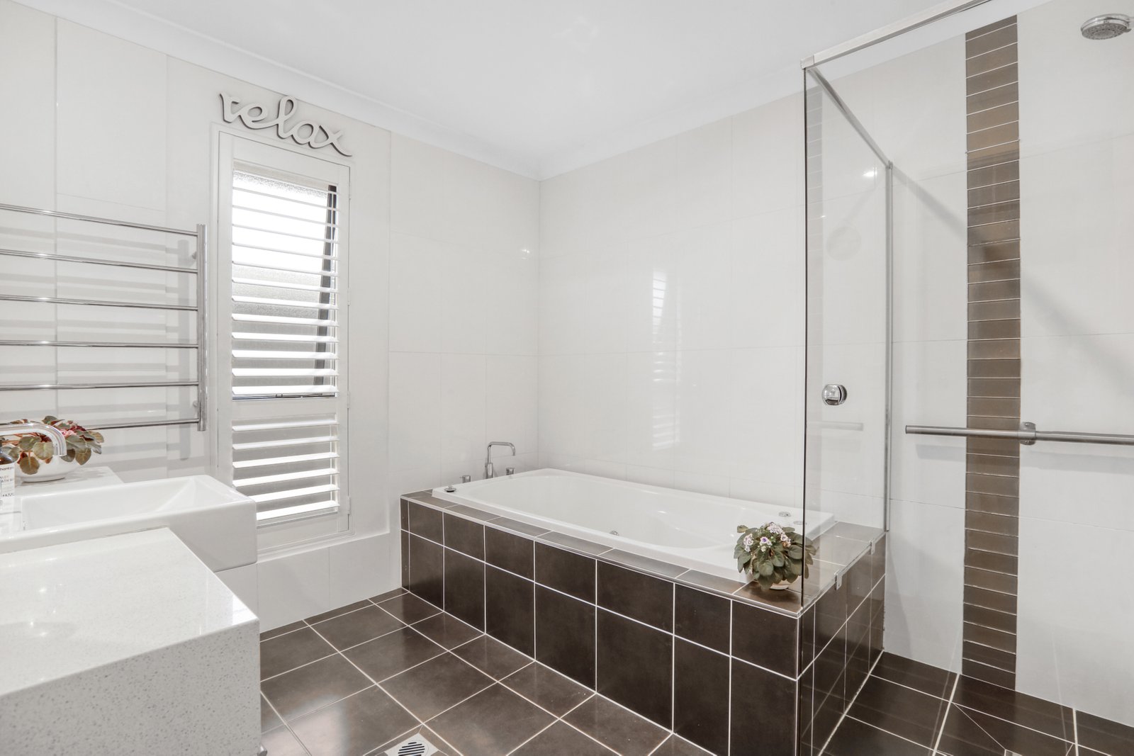 27 Athanlin Avenue HAYWARDS BAY 11