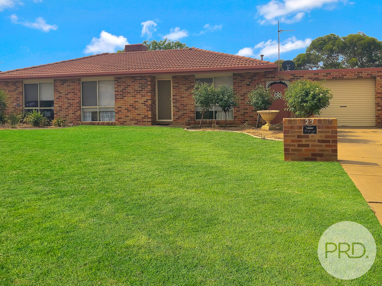 27 Balleroo Crescent GLENFIELD PARK 1