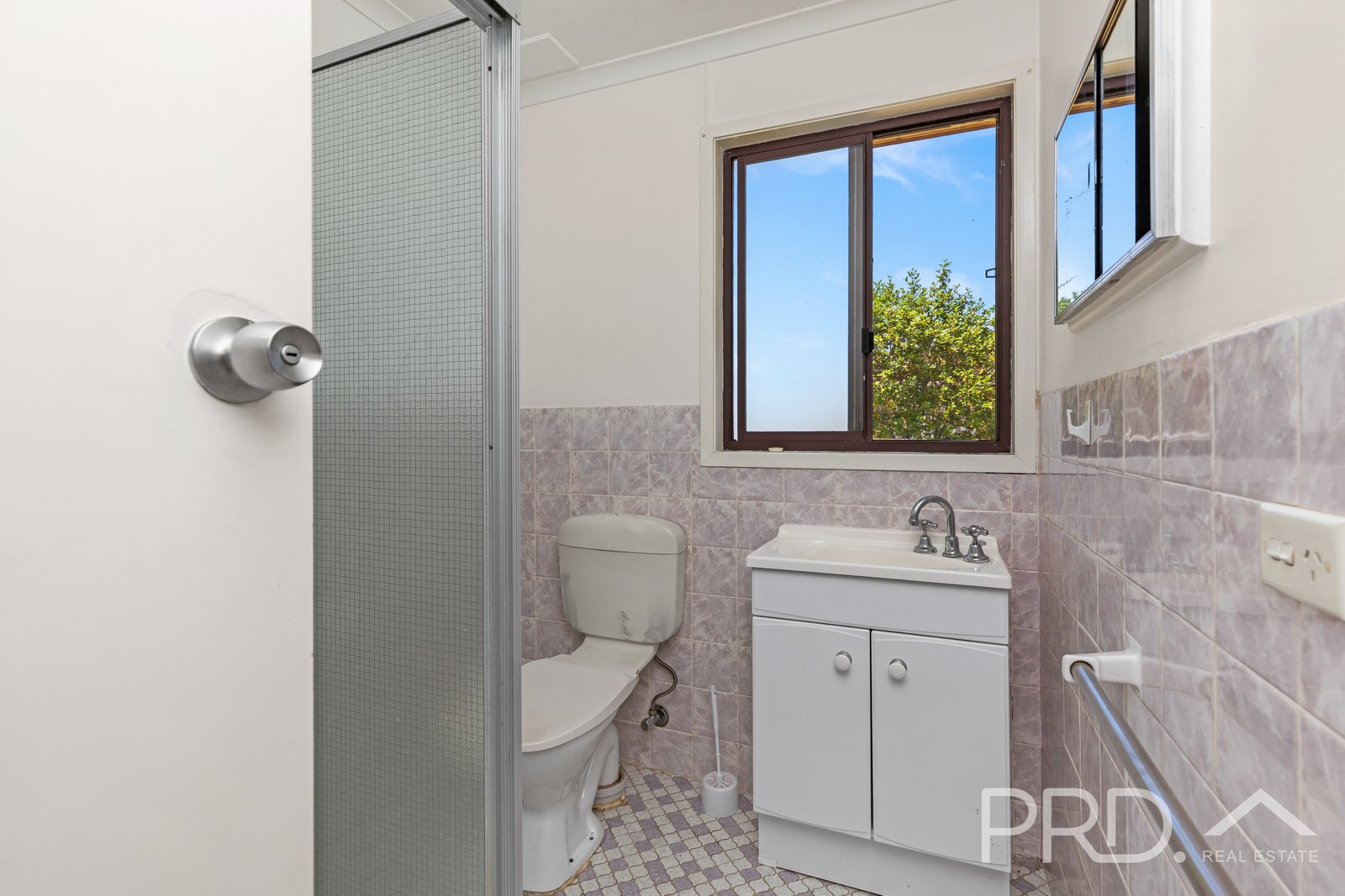 27 Blowering Road TUMUT 9