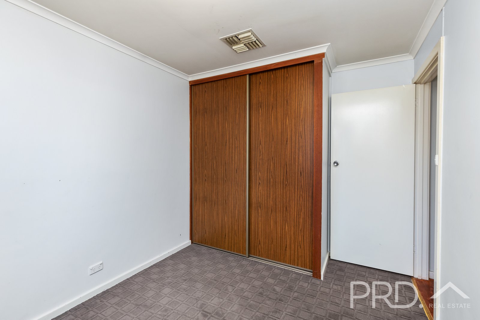 27 Blowering Road TUMUT 11