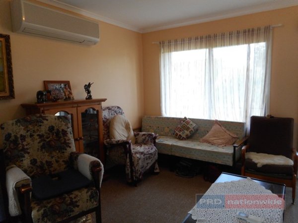 27 Blowering Road TUMUT 8