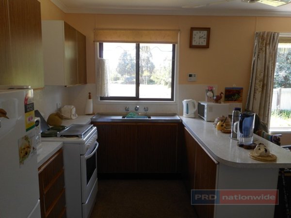 27 Blowering Road TUMUT 13
