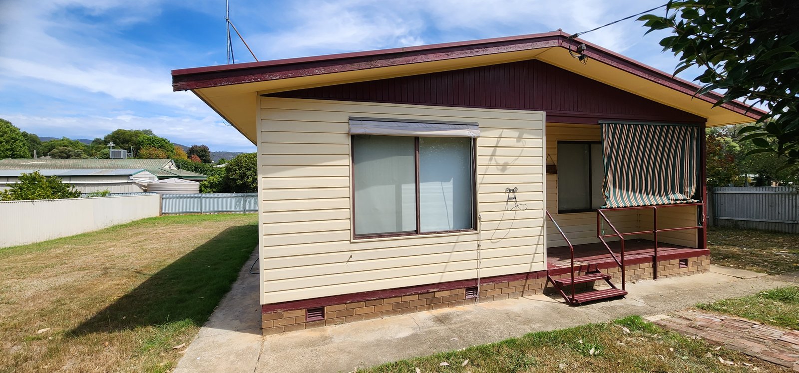 27 Blowering Road TUMUT 11