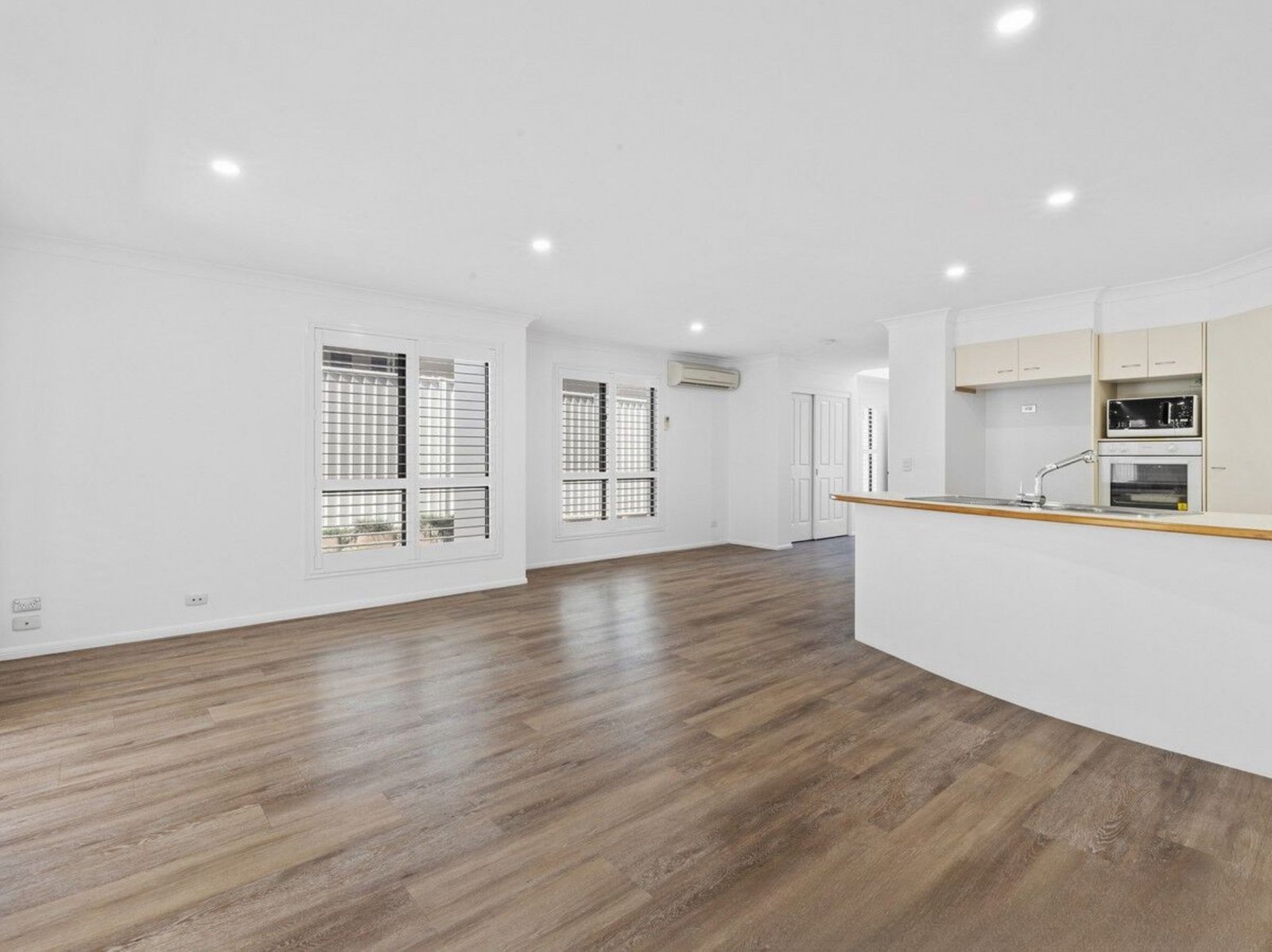 2/7 Brookside Road LABRADOR 4