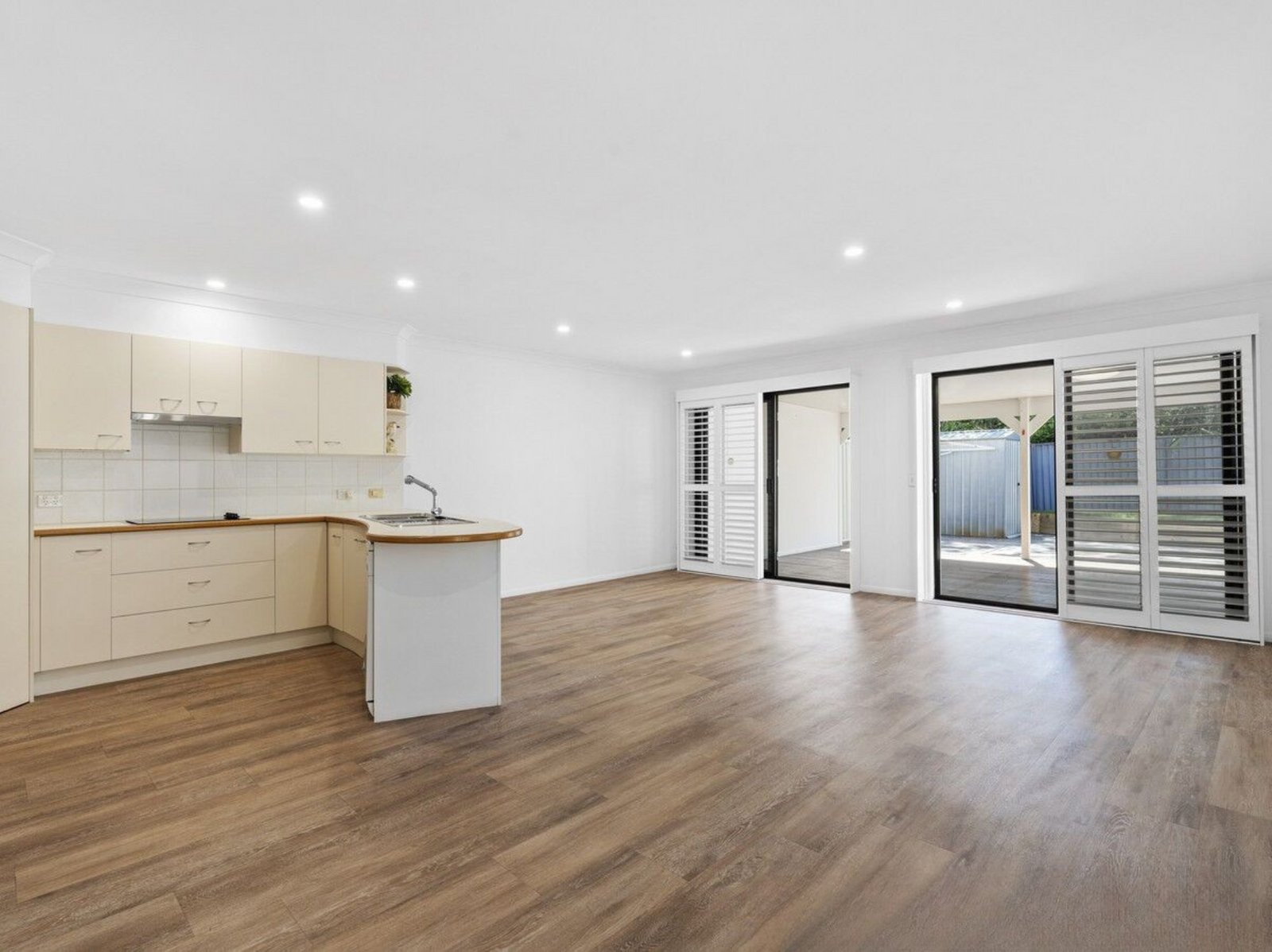 2/7 Brookside Road LABRADOR 6