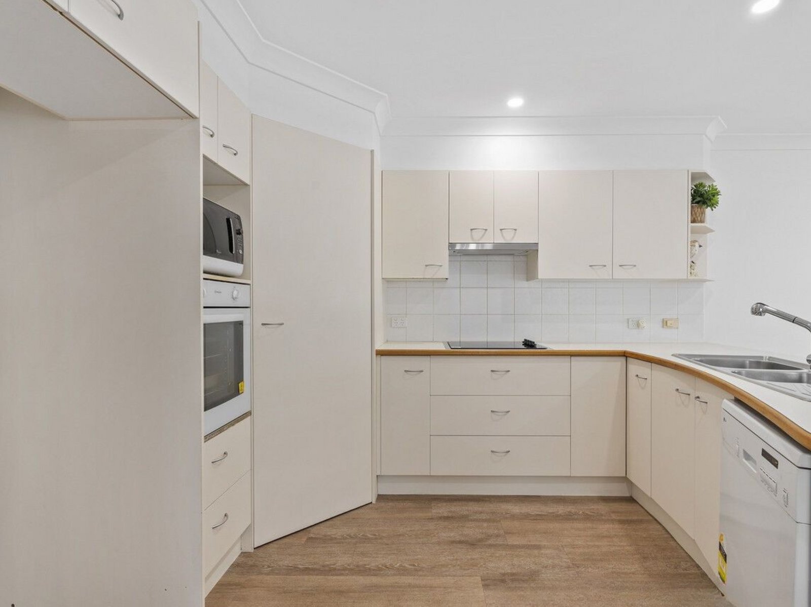 2/7 Brookside Road LABRADOR 7