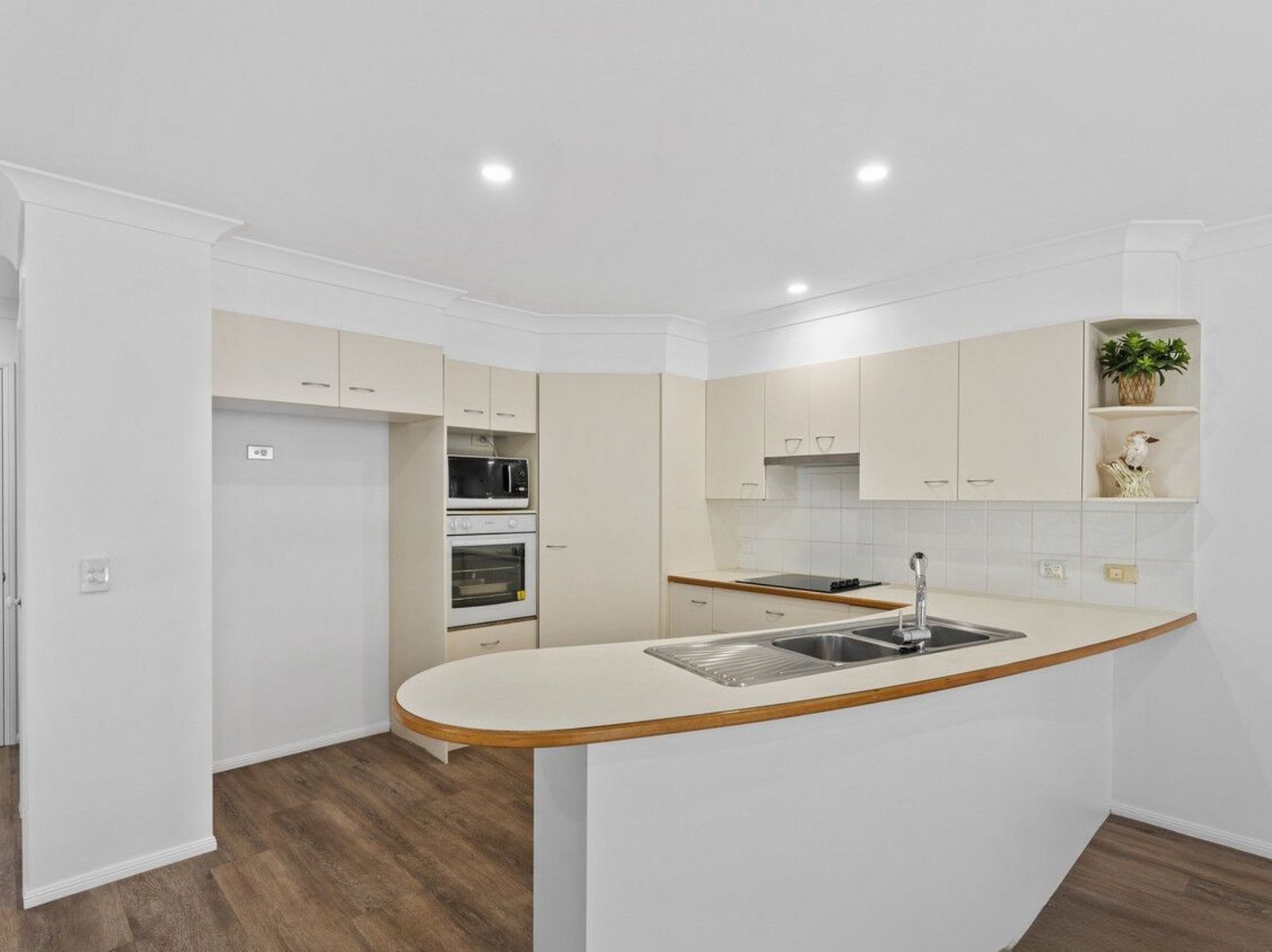 2/7 Brookside Road LABRADOR 8