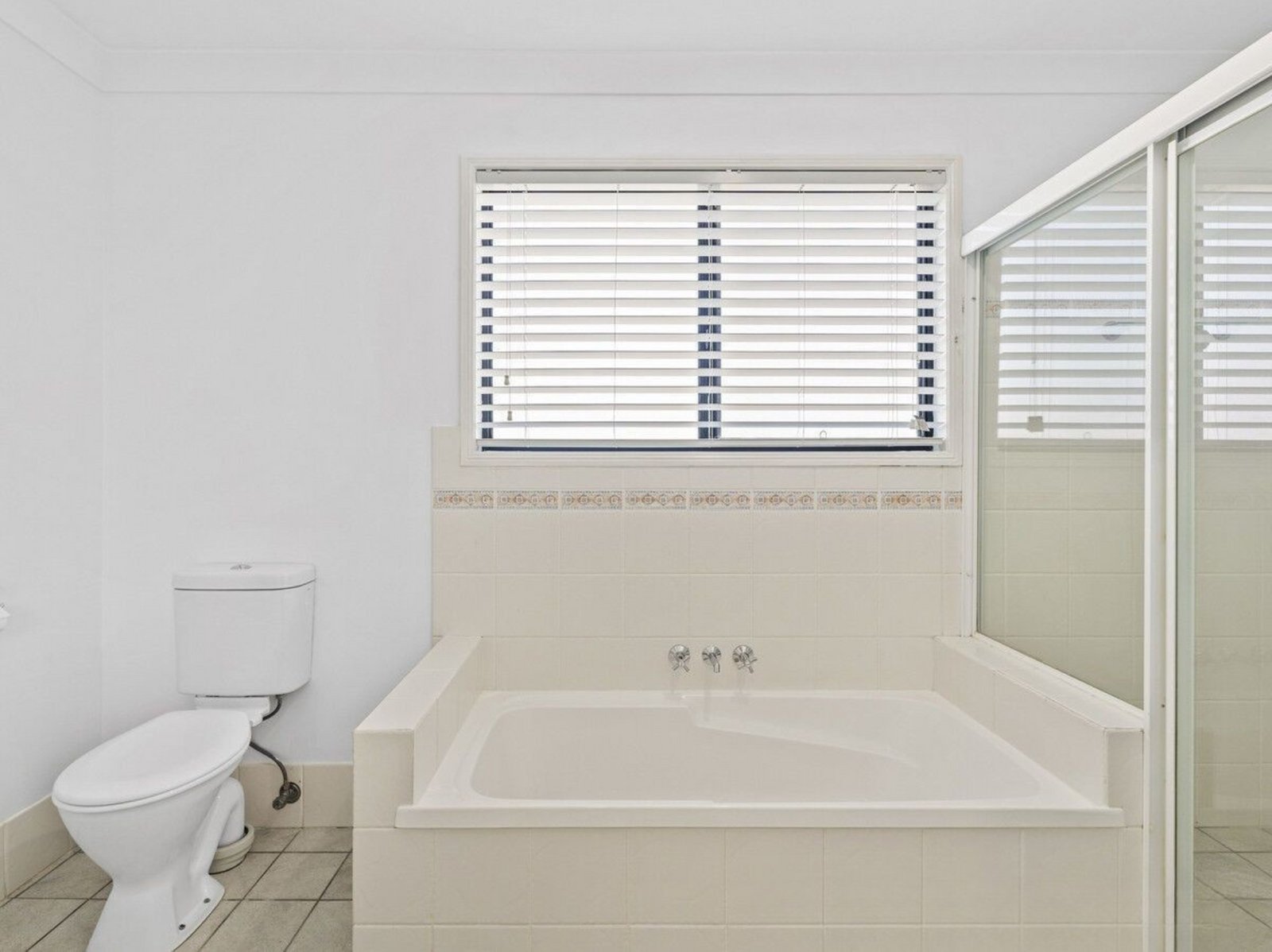 2/7 Brookside Road LABRADOR 12