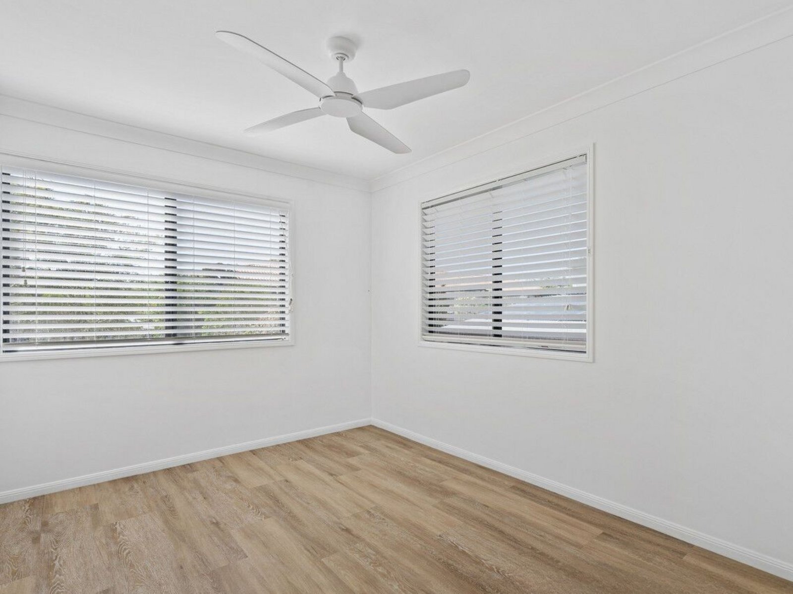 2/7 Brookside Road LABRADOR 9