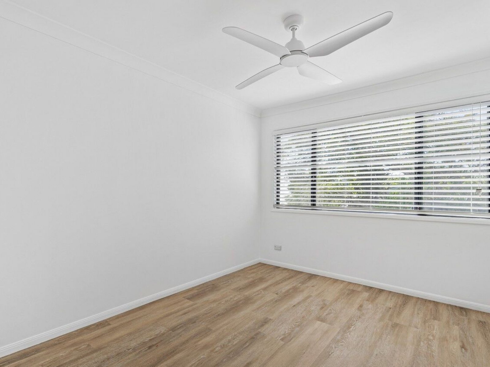 2/7 Brookside Road LABRADOR 11