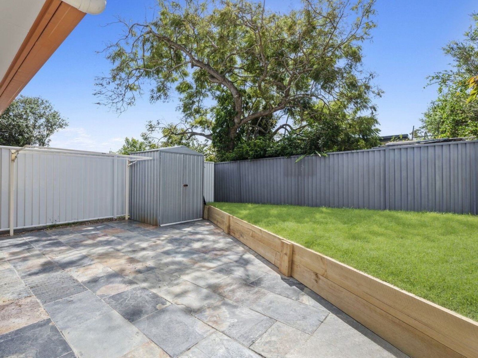 2/7 Brookside Road LABRADOR 13