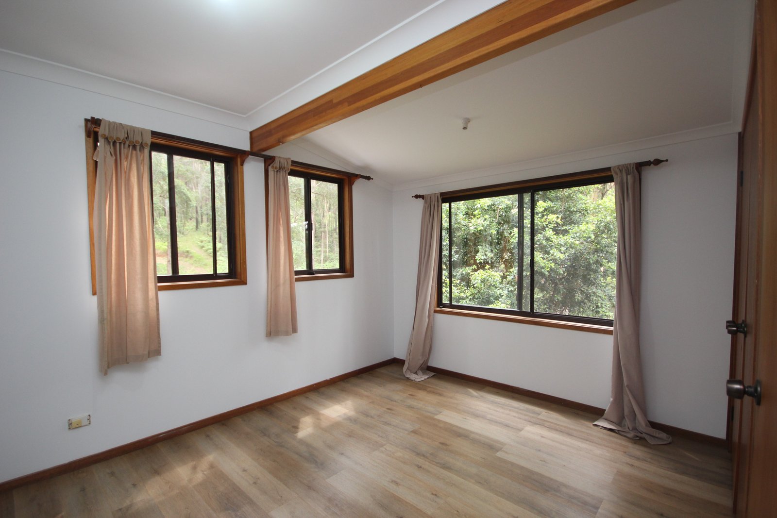 27 Caringal Drive MIDDLE BROTHER 4