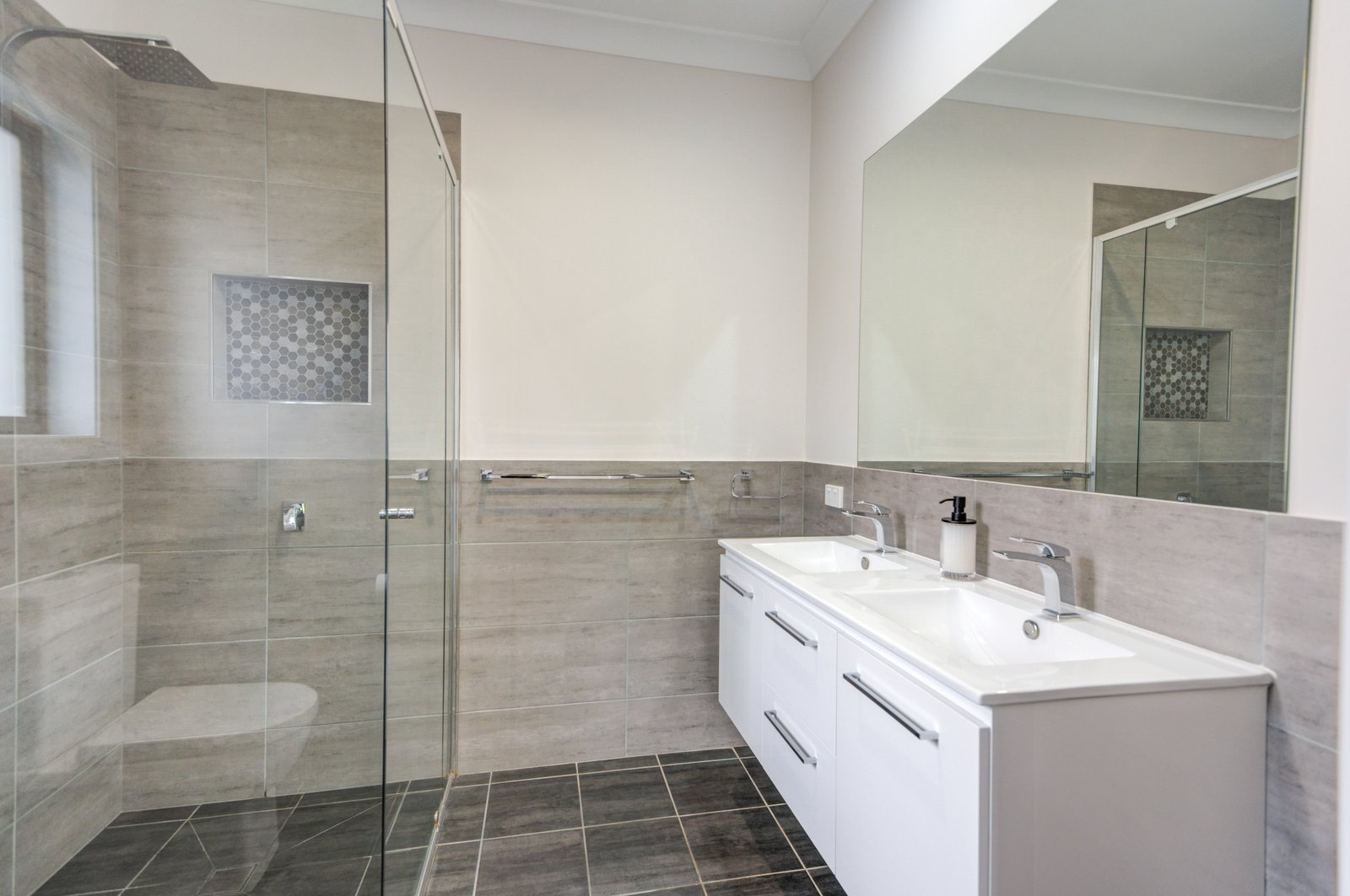 27 Falcon Drive TAMWORTH 8