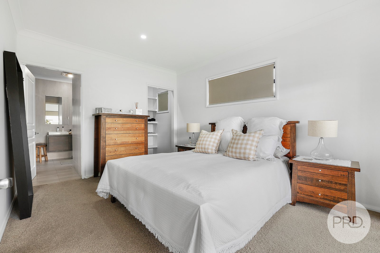 2/7 Gabriella Way TAMWORTH 9