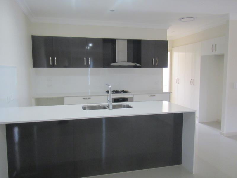 27 Grand Meadows Drive TAMWORTH 2