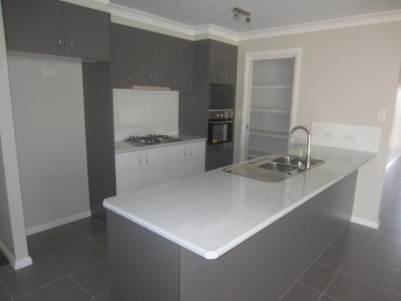 27 Higgins Lane TAMWORTH 2