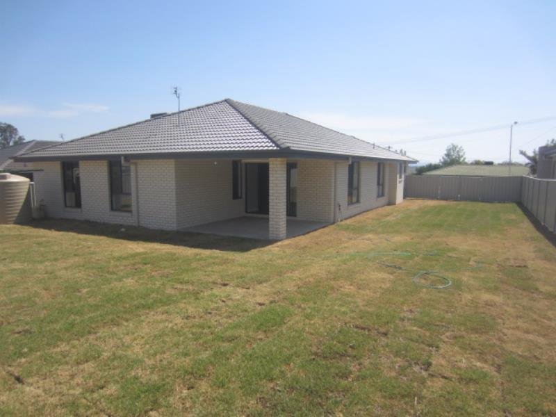 27 Higgins Lane TAMWORTH 9