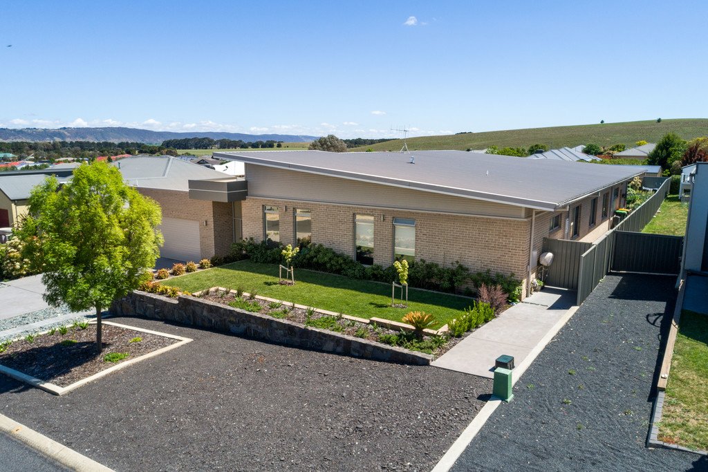 27 Hyland Drive BUNGENDORE 2