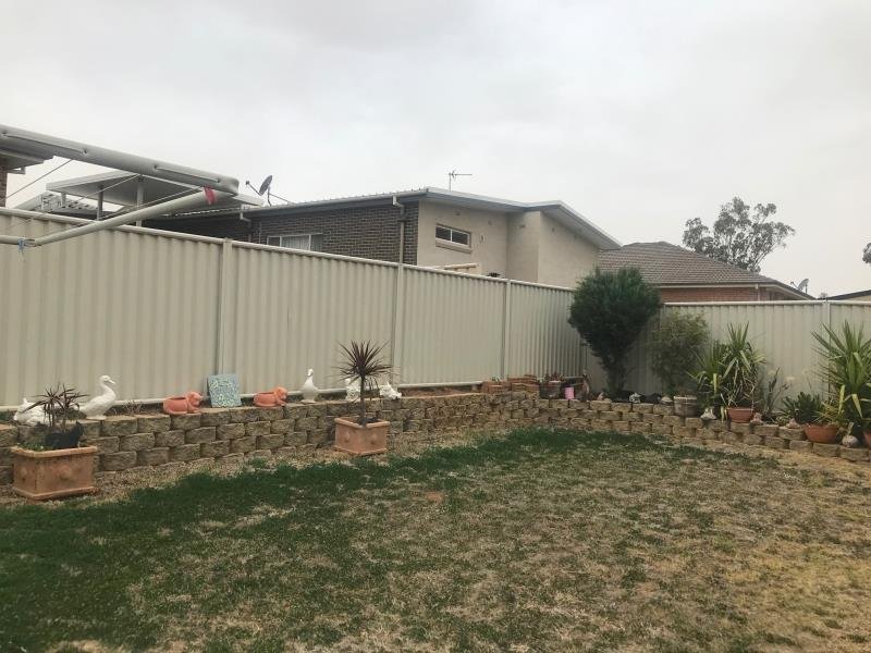 2/7 James Place TAMWORTH 8