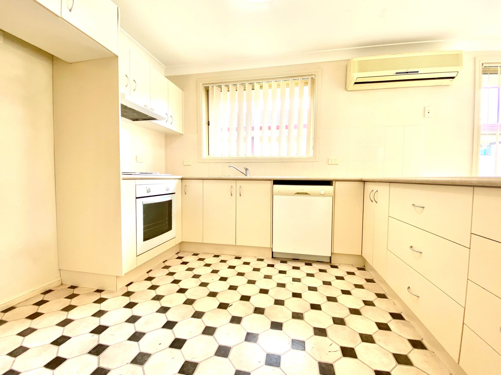 2/7 James Place TAMWORTH 5