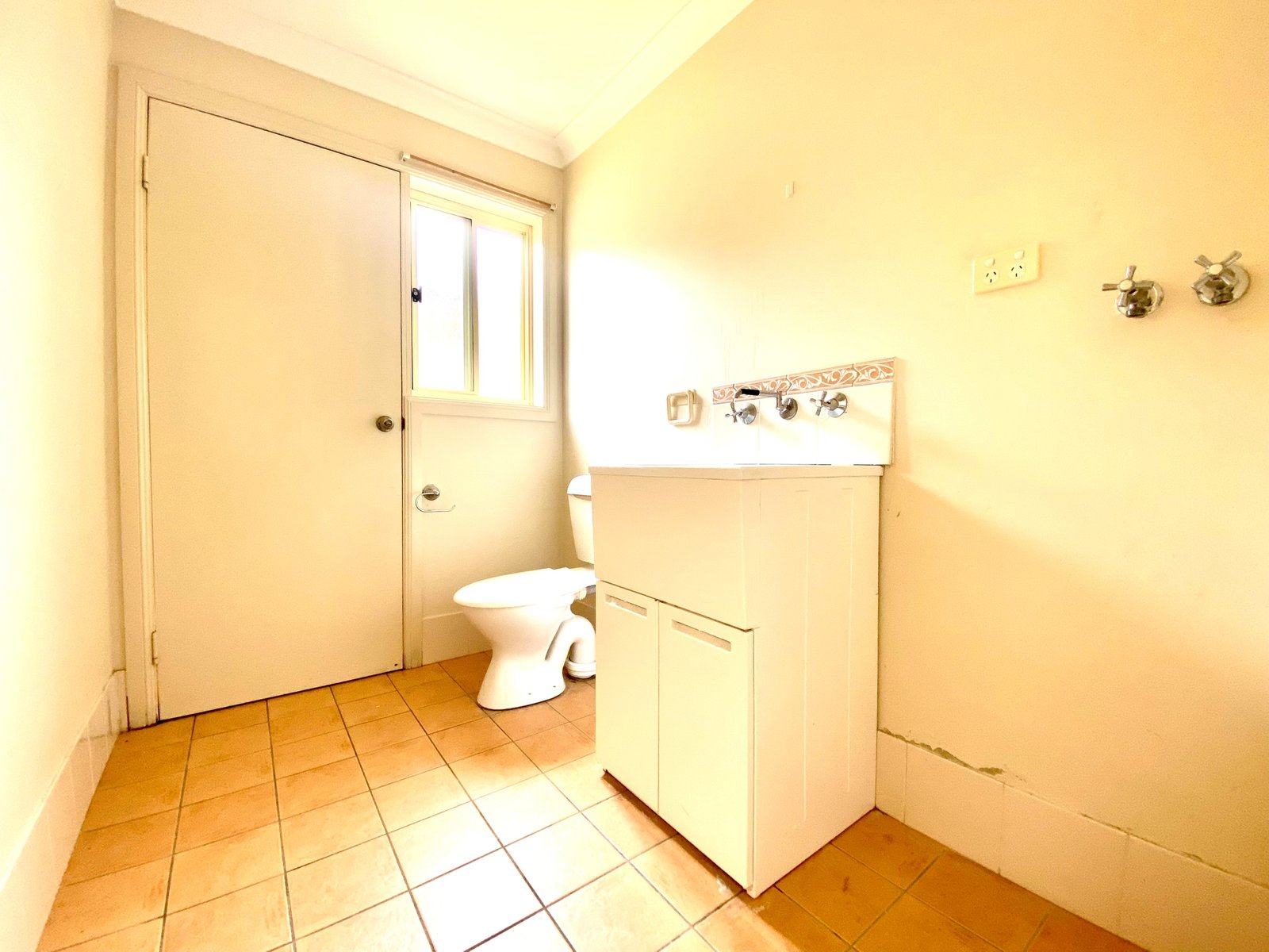 2/7 James Place TAMWORTH 9