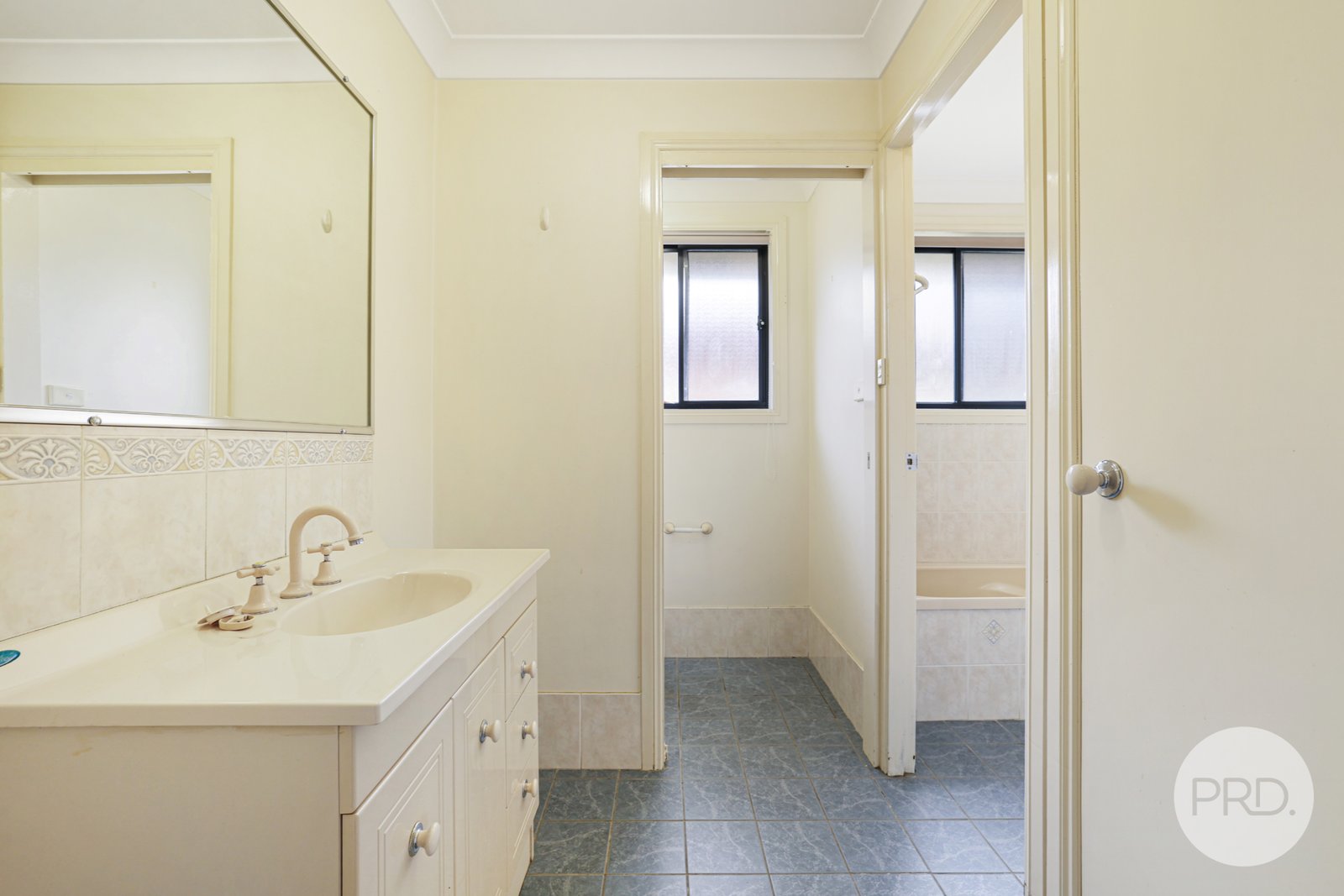 27 Janelle Street TAMWORTH 12