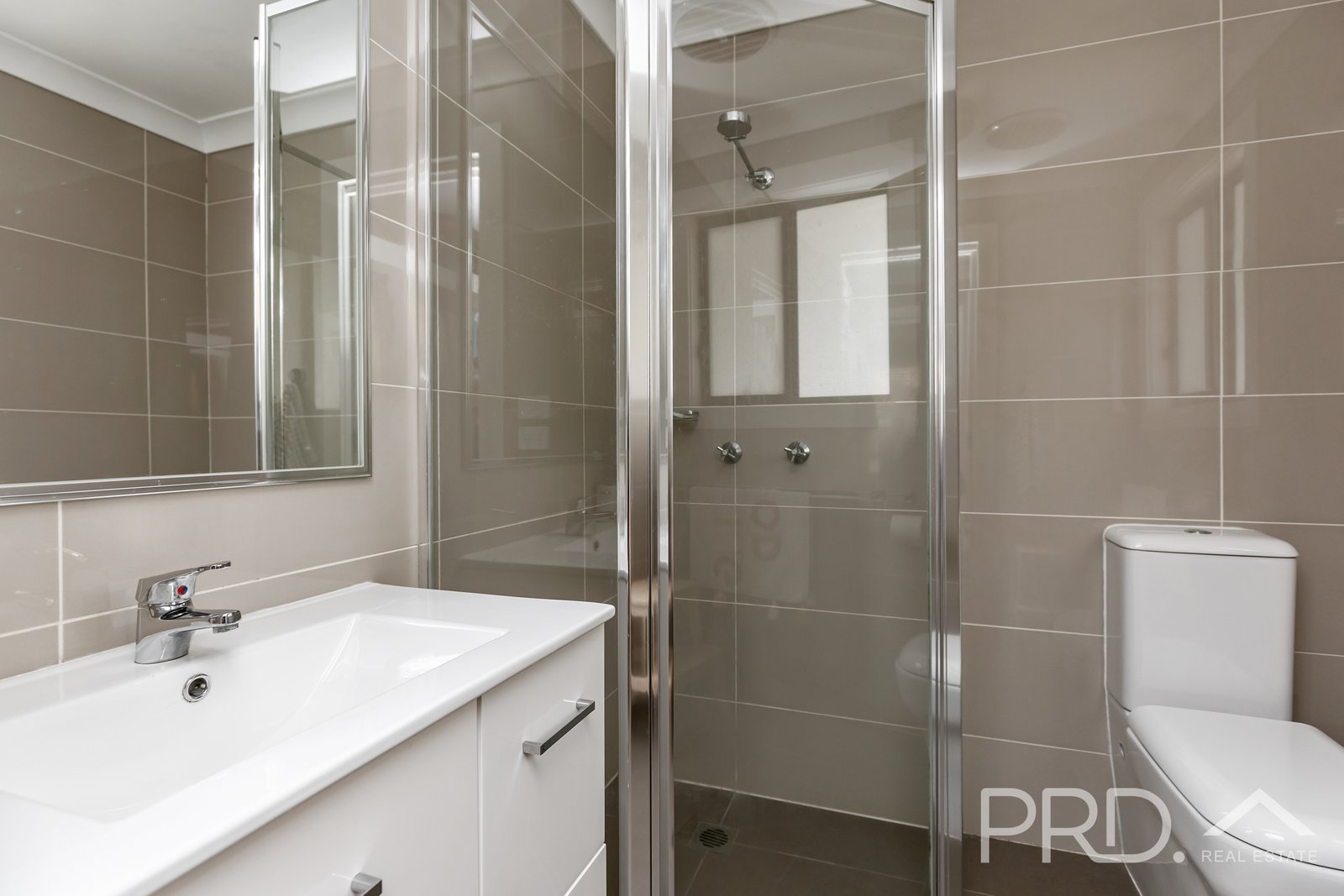 27 Kinred Street TUMUT 8