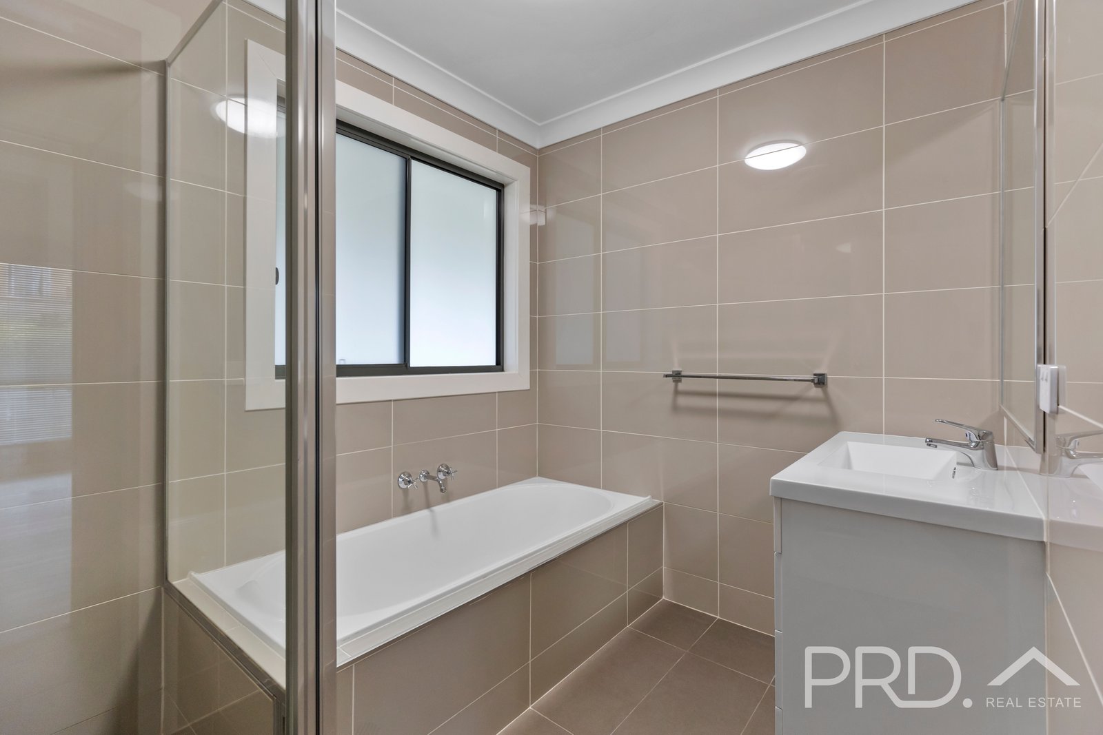 27 Kinred Street TUMUT 11