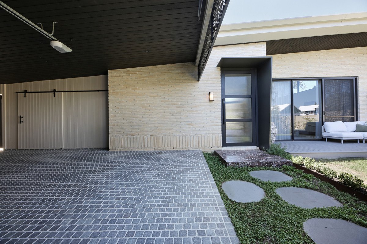 27 Manakin Avenue Burleigh Waters 34