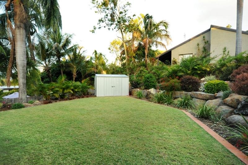27 Manooka Drive CANNONVALE 4