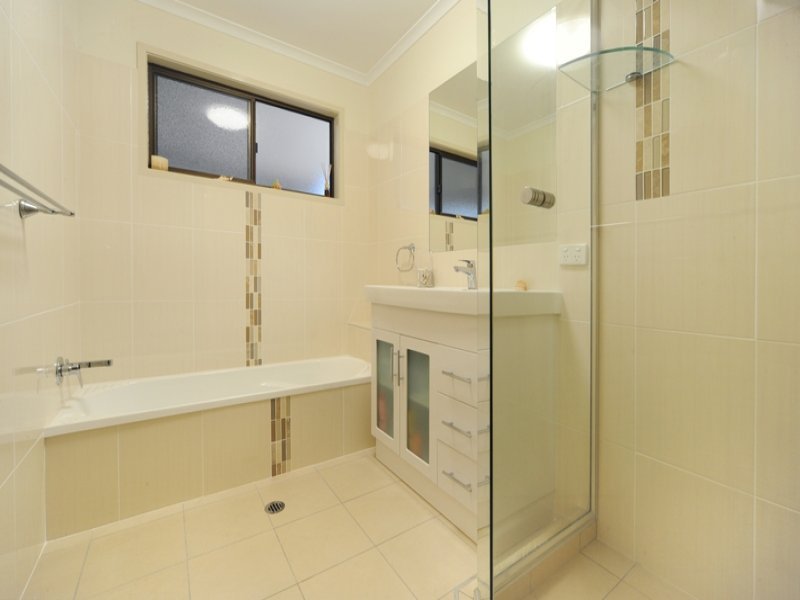 27 Manooka Drive CANNONVALE 9