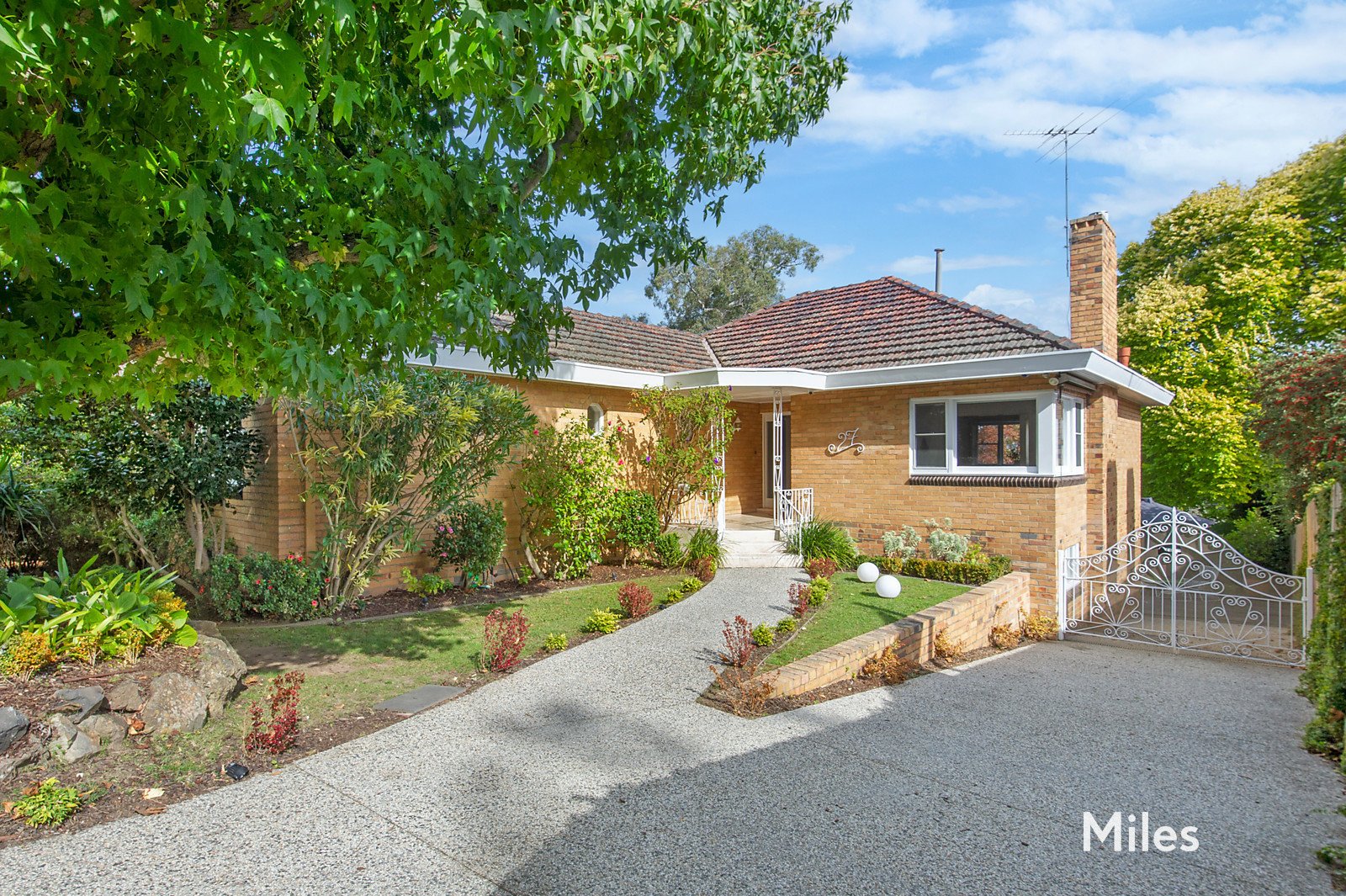 27 McArthur Road, Ivanhoe East 4 bed, 2 bath House for Sale