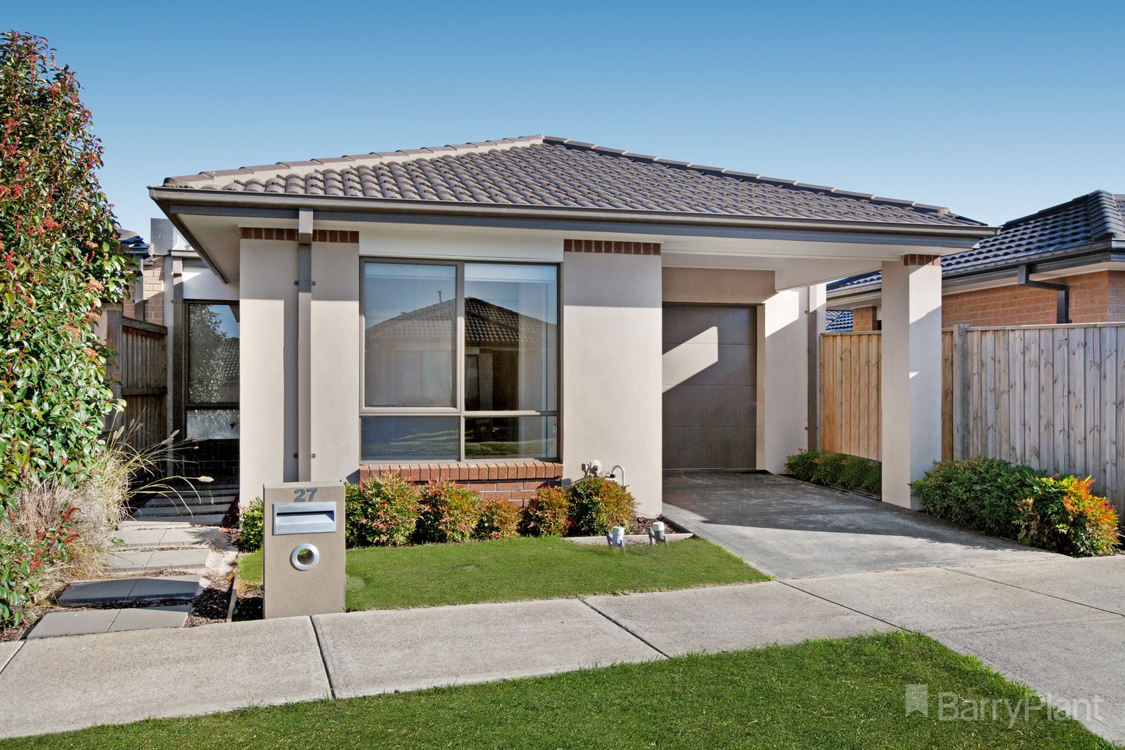 Photos: 27 Medallion Ave