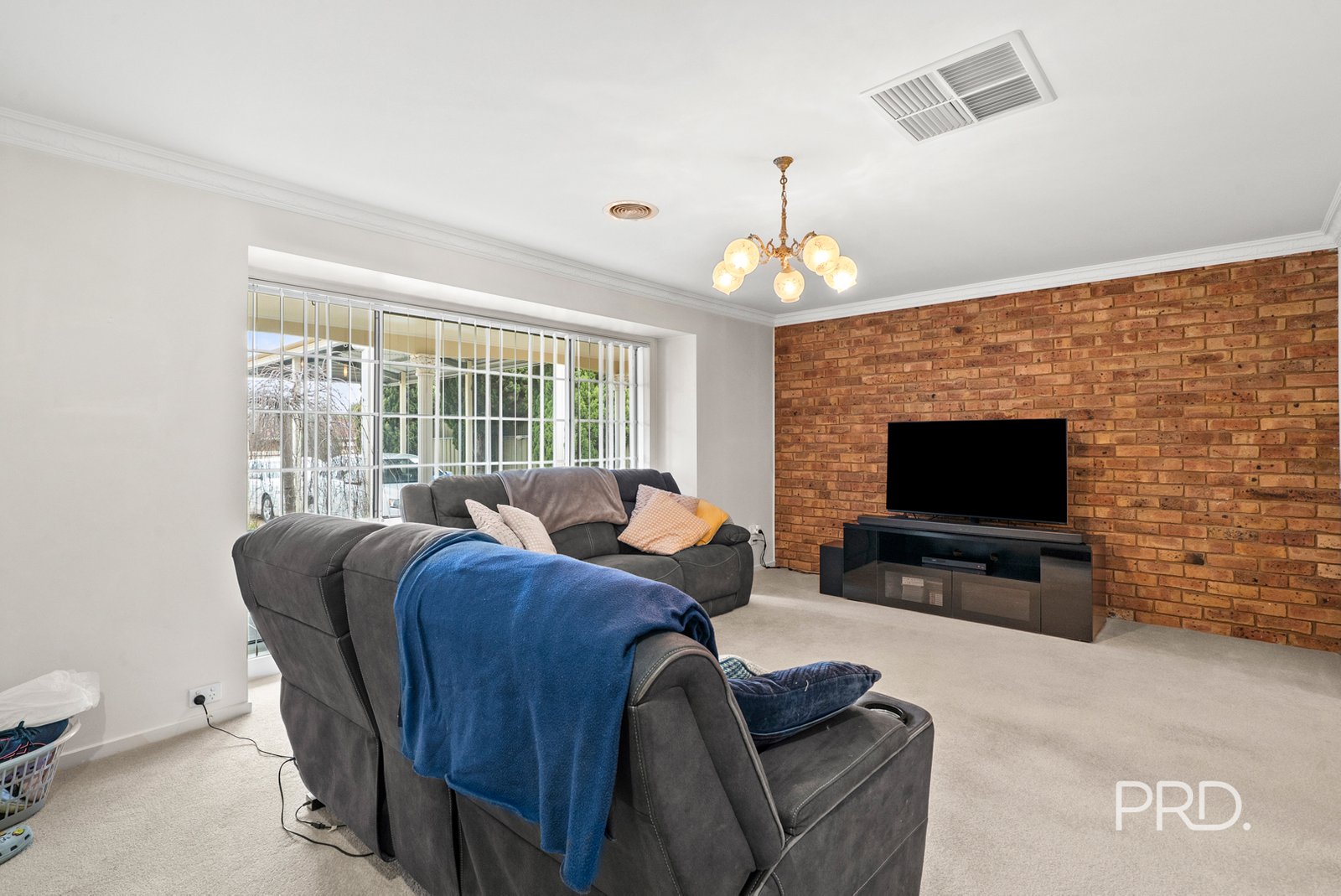 27 Myall Crescent LAKE ALBERT 3