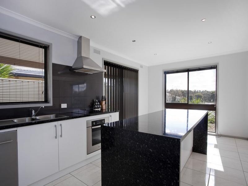 27 Nabilla Crescent STRATHDALE 2