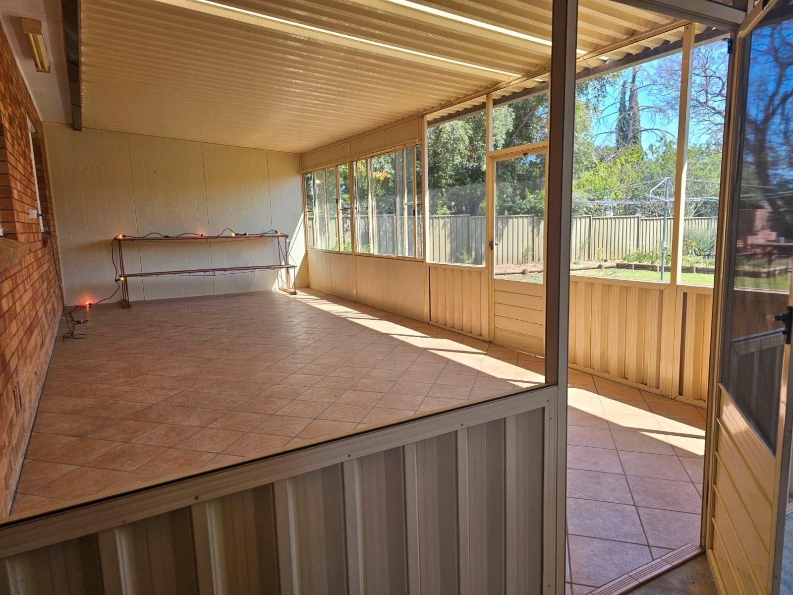 27 Parry Street TAMWORTH 4