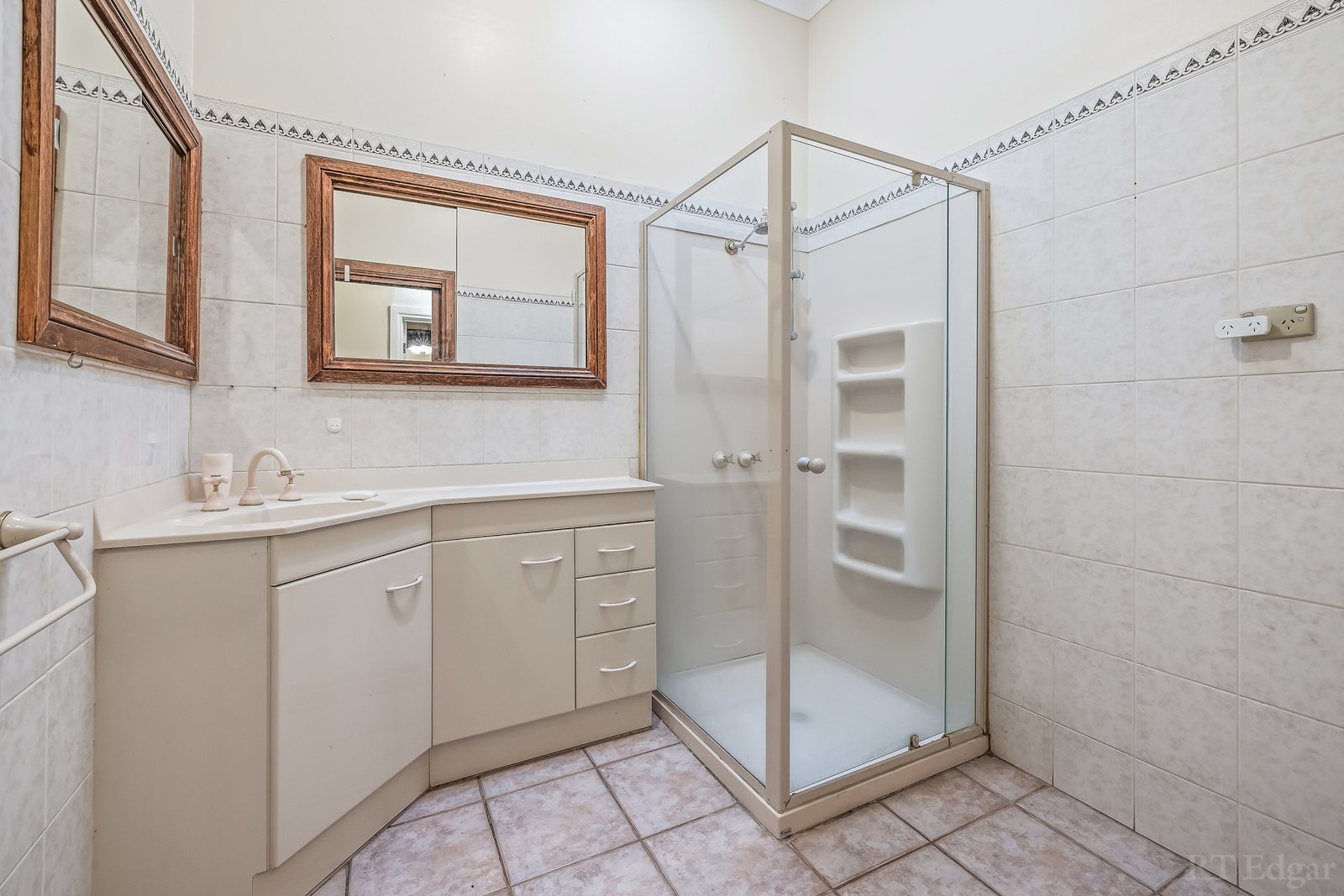 Real Estate and Property in 27 Roseberry Avenue, Preston, VIC