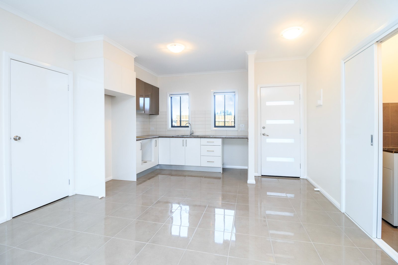 Gallery: 2/7 Saturn Street