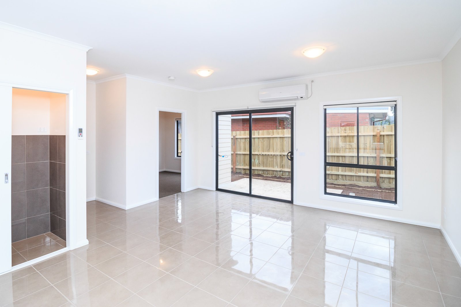 Gallery: 2/7 Saturn Street