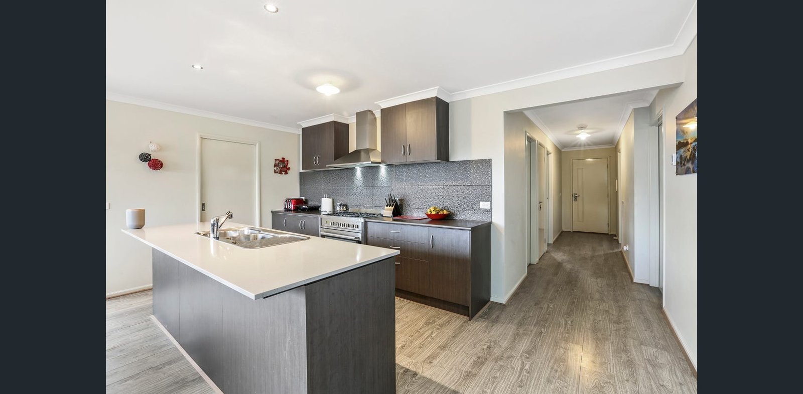 Gallery: 2/7 Spruhan Avenue