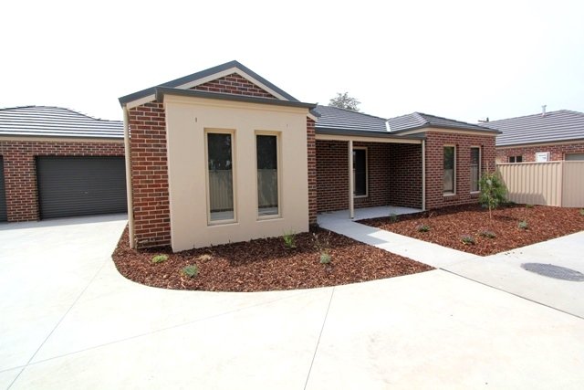 2/7 Symons Street WENDOUREE 1