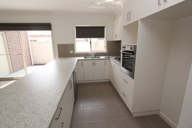 2/7 Symons Street WENDOUREE 3