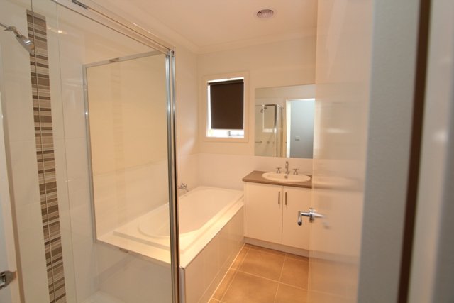 2/7 Symons Street WENDOUREE 4