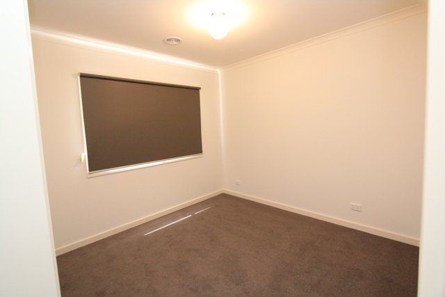 2/7 Symons Street WENDOUREE 8