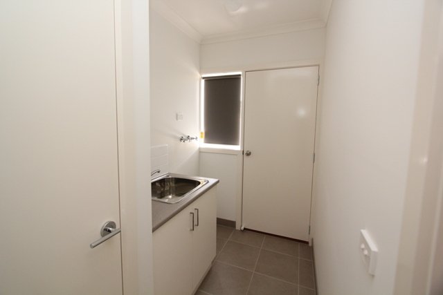 2/7 Symons Street WENDOUREE 9