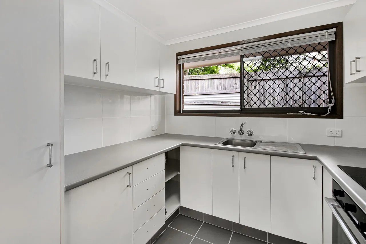 2/7 Tomkins Place SOUTHPORT 3
